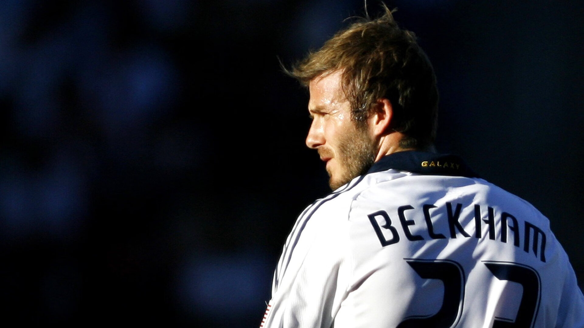 “英超赛场火热：球队拼尽全力保榜首”，英超各项赛事